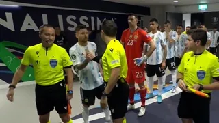 El cordial saludo de Lionel Messi con Piero Maza