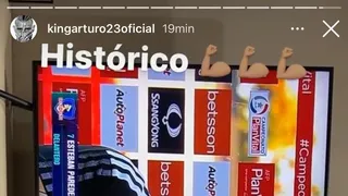 Arturo Vidal a Esteban Paredes tras salvación de Colo Colo: “Hermanito histórico”
