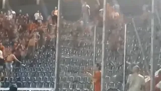 La brutal pelea que protagonizaron hinchas de Cerro Porteño y San Lorenzo