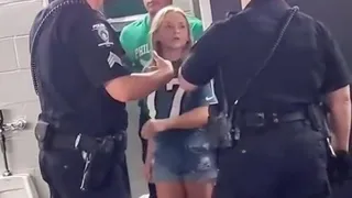 Pareja fue expulsada del estadio por tener sexo en el baño