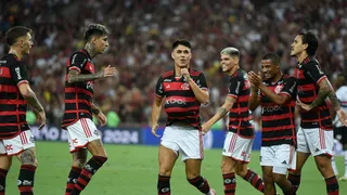 Erick Pulgar y el Flamengo clasificaron con susto a los cuartos de final de la Libertadores