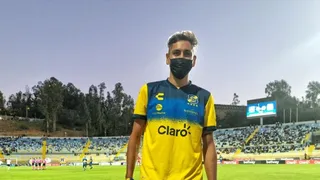 Alejandro Tabilo recibió un emotivo homenaje en el entretiempo entre Everton y Curicó