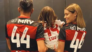 Con el 44 en la espalda: Mauricio Isla exhibió junto a su familia la camiseta que usará en Flamengo