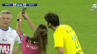 Arbitra se tomó una selfie con Kaká en pleno partido de estrellas entre Brasil e Israel