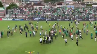 Hinchas de Deportivo Cali invadieron la cancha y agredieron al técnico Mayer Candelo
