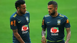 Dani Alves devolvió al padre de Neymar el dinero que le prestó para su defensa