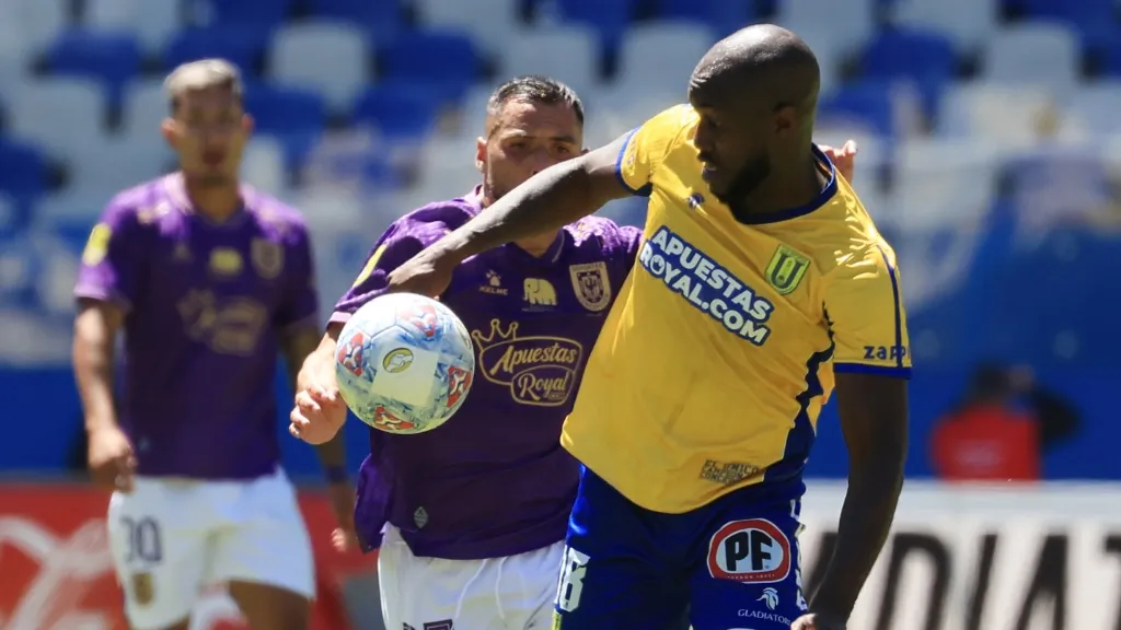 Las camisetas del último clásico penquista / Photosport