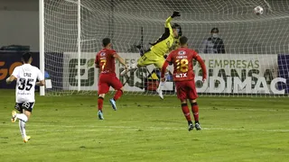 Maximiliano Quinteros soltó un derechazo para conseguir el empate de Ñublense ante Colo Colo
