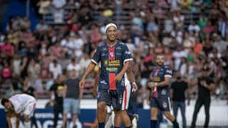 ¡Magia intacta! Ronaldinho anotó tres golazos en partido benéfico en Brasil