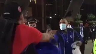 Arturo Vidal le regaló un short a un hincha que llegó al hotel de concentración en Cuiabá