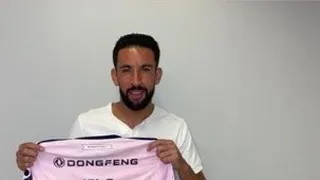 ¿Estará cerca? Mauricio Isla y Gala Caldirola posaron con la camiseta de U. de Chile
