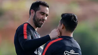 Alexis extraña a Claudio Bravo: Siempre es un pilar importante