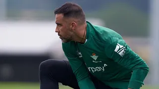 Pellegrini dejó en duda la titularidad de Bravo en Betis ante Rangers