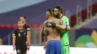 Del abrazo de Bravo-Vidal a jugar con estadios vacíos: Lo bueno, lo malo y lo feo de Chile en la Copa América