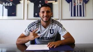 Bastián Ubal firmó su primer contrato profesional con Universidad de Chile