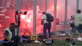 Hinchas de Colo Colo tiraron bengalas hacia la barra de Universidad de Chile durante el Superclásico