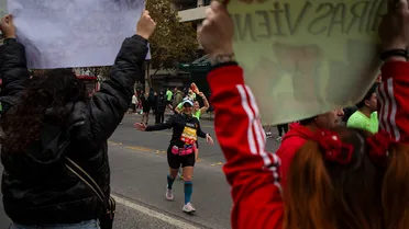 No abandonaron, llegaron últimos en el Maratón de Santiago y fueron premiados por su esfuerzo