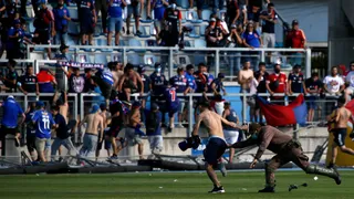 ¡Escándalo! Hinchas de la U invadieron la cancha en Rancagua y agredieron a Aránguiz y Rodríguez