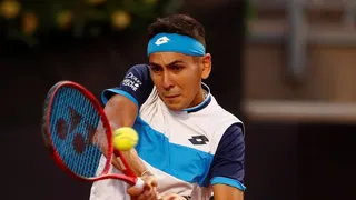 Alejandro Tabilo improvisó una cancha de tenis en casa y disputó un duelo con su novia