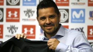 El momento en que Héctor Tapia recibió el buzo que usará como nuevo DT de Colo Colo