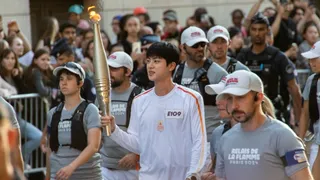 Jin de BTS revolucionó las calles de París portando la Antorcha Olímpica