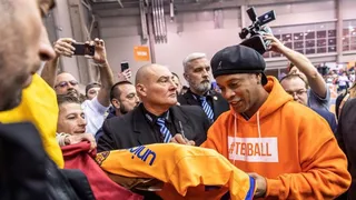Ronaldinho revolucionó Hungría durante exhibición de fútbol-mesa