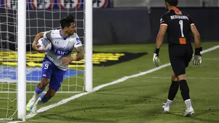 Fernando Zampedri marcó de penal para el empate de la UC ante Cobresal en San Carlos