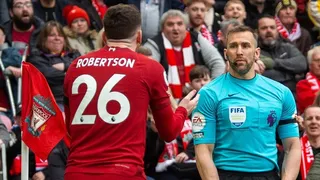 La Premier League suspendió a árbitro asistente que agredió a jugador de Liverpool