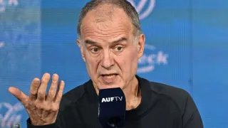 Sacó risas: La analogía de Bielsa para los resúmenes de los partidos y los matrimonios