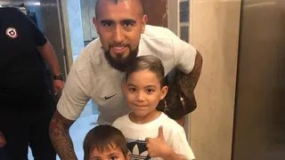 Leonardo Valencia visitó junto a sus hijos a la Roja en Río de Janeiro