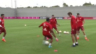 Douglas Costa le dio una poco grata bienvenida a Arturo Vidal en Bayern Munich