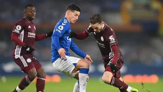 Leicester se repuso a un golazo de James, pero sólo igualó con Everton y no pudo trepar a la cima