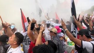 Masivo arengazo de hinchas de Colo Colo termina en incidentes en Macul