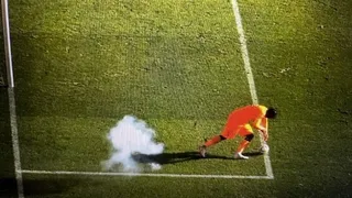 [Video] Una bengala alcanzó a arquero de Clermont en duelo ante Montpellier