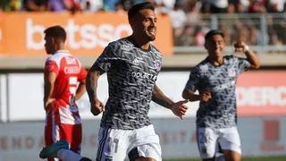 Marcos Bolados encaró para anotar la segunda diana de Colo Colo ante Copiapó