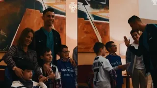 Cristiano Ronaldo y sus compañeros de selección llevaron regalos a niños en un hospital de Portugal