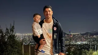 Zampedri causó revuelo en hinchas al posar con indumentaria de la selección chilena