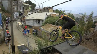 La estrepitosa caída del rider Tomas Slavik en el “Red Bull Valparaíso Cerro Abajo”