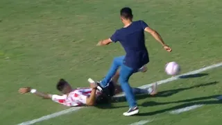 DT de Gimnasia fue expulsado en el clásico con Estudiantes por insólita acción sobre un rival
