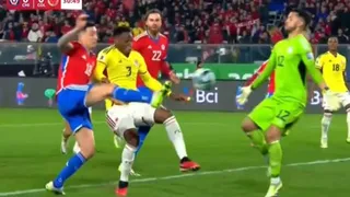 ¡Era gol! Echeverría avisó ante Colombia con un increíble tiro al palo