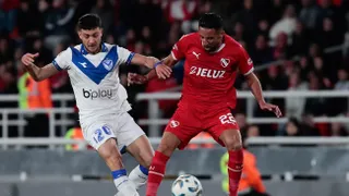 Mauricio Isla fue titular en el debut ganador de Carlos Tevez con Independiente