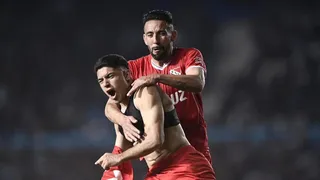 Isla celebró ante Arias el triunfo de Independiente ante Racing en el clásico de Avellaneda