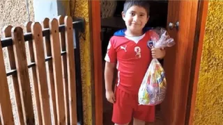 Alexis Sánchez envió huevitos de Pascua a niños de Tocopilla: Disfruten junto a su familia