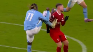 ¿Era penal? La polémica patada de Doku a Mac Allister en el empate de Liverpool y Man. City