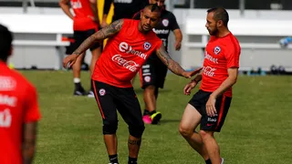 El frío reencuentro entre Arturo Vidal y Marcelo Díaz en la Roja
