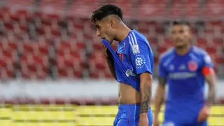 “3 kilos de sobrepeso” y un contrato en el aire: Revelan el complejo momento de Lucas Assadi en la U de Fernando Gago