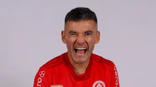 Con su tradicional número: Charles Aránguiz se vistió con la camiseta de Internacional