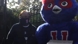 Universidad de Chile entregó cajas de mercadería a sus abonados mayores de 80 años