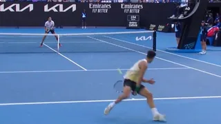 Puntazo: Carlos Alcaraz hizo una “Gran Willy”, pero Sonego respondió con categoría