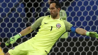 Medio español insiste en interés de Real Betis de Pellegrini por Claudio Bravo: Se deja querer
